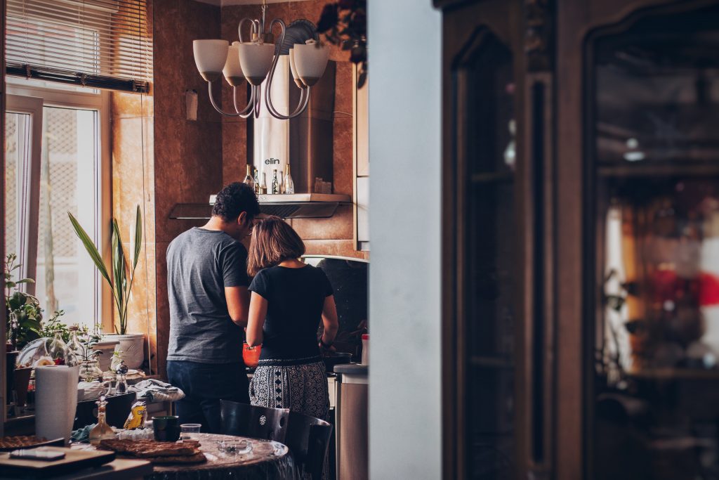 Un couple est en train de cuisiner dans sa cuisine de campagne marron